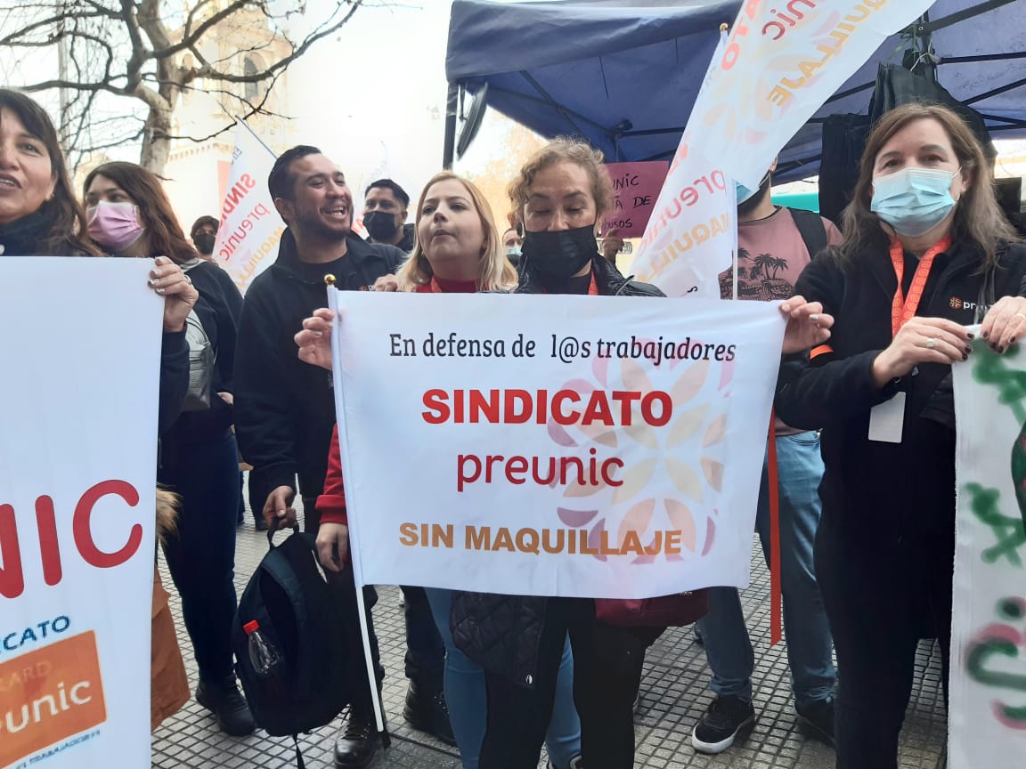 rsumen's tweet photo. #Preunic inició huelga a nivel nacional: Acusa a Grupo Yarur de maltrato laboral ►https://t.co/3TKio5CETM https://t.co/4JrKSTtjUp