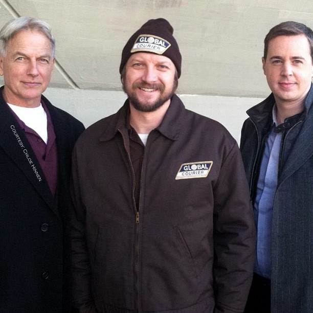 Titine_HDF's tweet photo. Courtesy: Chloe Hinnen (2013)

"See that man in the middle? Yeah. That's my uncle on set with MARK HARMON AND SEAN MURRAY FROM NCIS WHICH WAS ON TONIGHT!"

#MarkHarmon #AgentGibbs #LeroyJethroGibbs #JethroGibbs #Gibbs #SeanMurray #AgentMcGee #TimMcGee #McGee #NCIS https://t.co/5B6IUdDah7