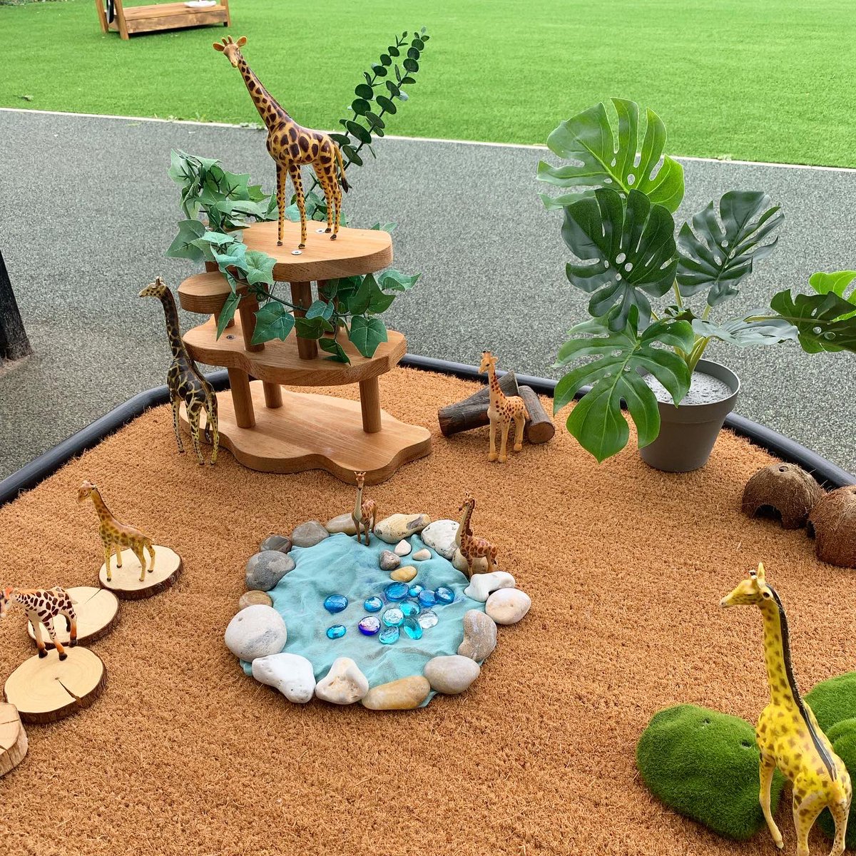 Giraffe Small World 🦒🤎 #cosytuffspot #cosyclubideas #eyfs #earlyyears #EYTwitterTagTeam #edutwitter