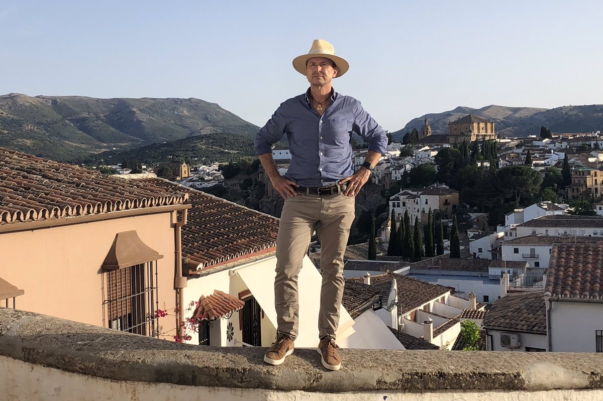 PhilKeoghan's tweet photo. .@AmazingRaceCBS is back celebrating our 400th episode on our 34th season… a season of firsts… NO Non Eliminations legs… and first season start outside the US Sept 21 at 10/9c on CBS! #TickitBeforeYouKickit #TheWorldisWaitingForYou https://t.co/LZNReD56fP