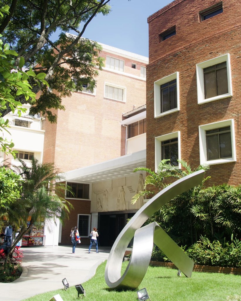 En el 65 aniversario del #CentroMédicoCaracas se inauguró la obra “Lazo para la humanidad” de la escultora Sydia Reyes. Representa el “símbolo de la vida” asumido como imagen de lucha contra diferentes enfermedades como el cáncer y el sida.

#Caracas #LazoParaLaHumanidad