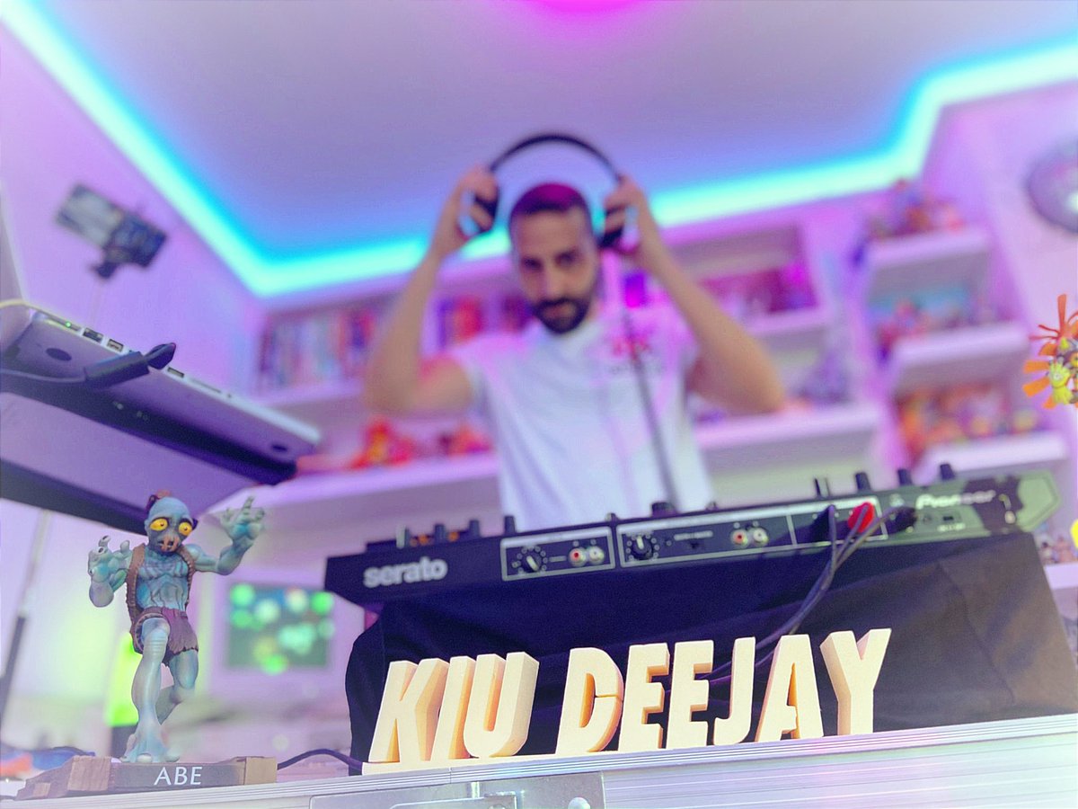 outa_videogames's tweet photo. Nueva sesión #VAMOBAILARLO !!! 🔥
En unas horas en mi canal de #Youtube 🙌🙌🙌
#kiudeejay #fusionrecord #descaradafm #urbanculture2012 https://t.co/Yz2j1WTuS5
