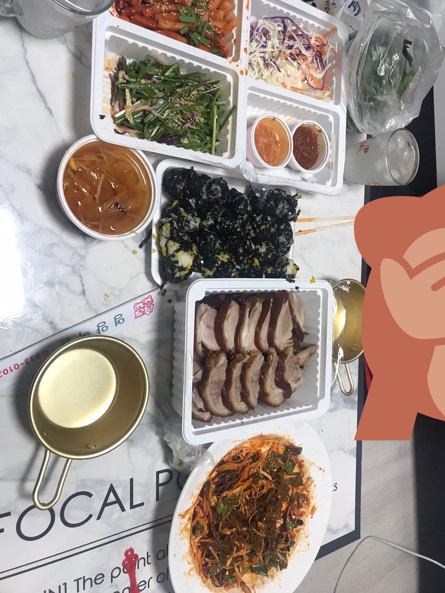 어제부터 술을 조온나 마시고 
사람들 만나서 화단에  입거름준 도리도리 
ㅋㅋㅋ연속4번은 심하지 않냐고하다가
족발선물에 속을 어루고달래고 술마시자더니 술병이난 도리도리 고도리련!!마피아겜 하다가 잠만잠 ㄹㅇ 씨앙련💕