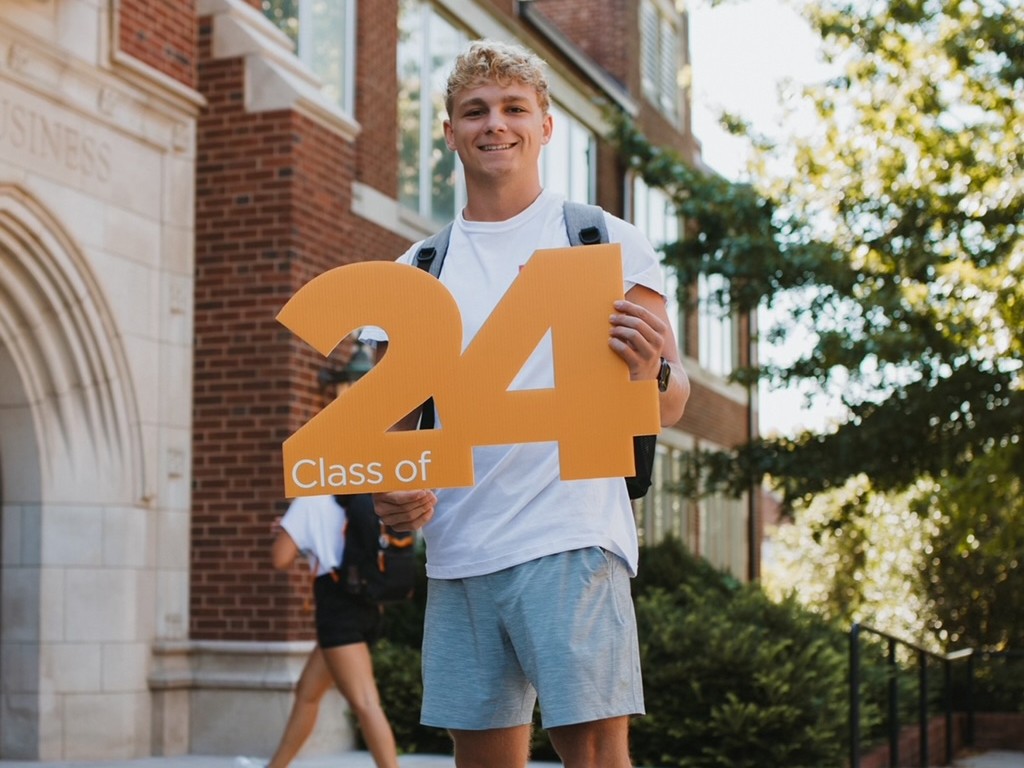 GCKnoxville's tweet photo. Happy First Day of Classes! 🧡 We loved getting to work with the Haslam College of Business on these "Class Of" signs. #graphiccreations #knoxvilletn #haslamready #haslamengaged #haslamprepared #printlocal #universityoftennessee https://t.co/VEqwIjaQdm
