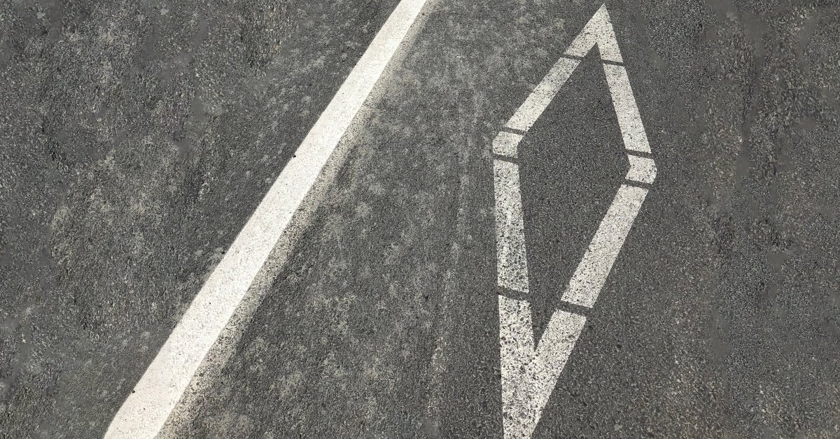 SGItweets's tweet image. #Trivia 
A white diamond marking in a lane indicates: 

A. the lane is reserved for specific vehicles 
B. no parking at any time 
C. an important intersection is ahead 
D. emergency vehicles only can use that lane 

 🔄 Bonus entries for those who like/retweet this post!
