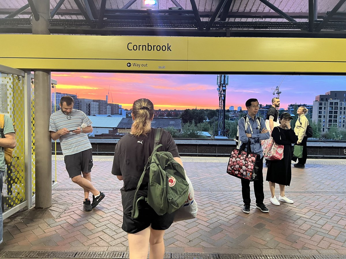 Summer nights 🧡🌆 <a href="/MCRMetrolink/">Manchester Metrolink 🚊</a>