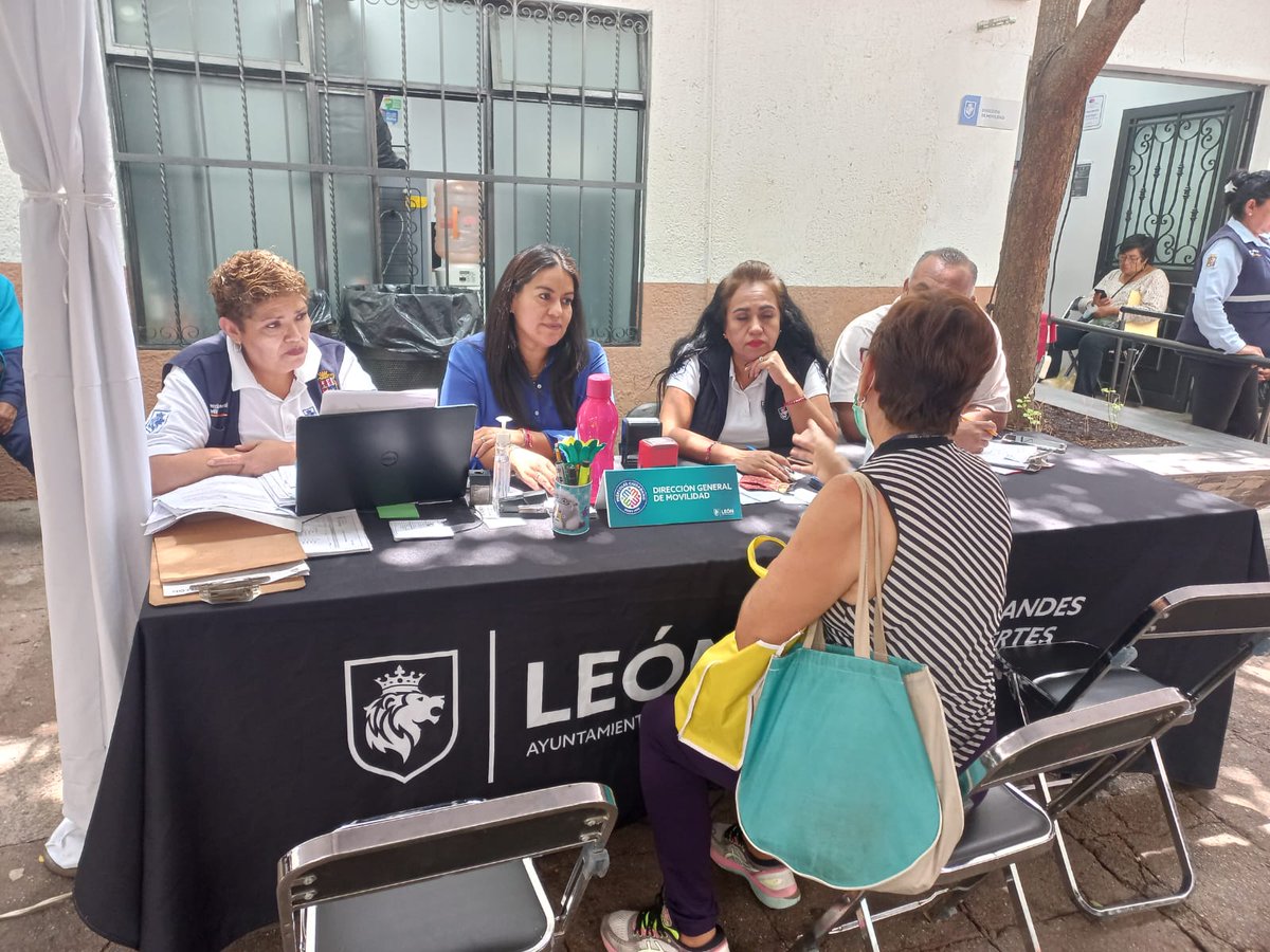 movilidad_leon's tweet photo. ✅Recuerda que hoy es  #MiércolesCiudadano👩🏽‍💻, nos movemos en traspatio de la Presidencia Municipal.
Acércate,te brindamos información y trámites en materia de Movilidad🚶🚴‍♀️🚍🚥🐾🐕❤️ recuerda que tenemos nuestro Adoptón permanente de #PatitasEnElSIT 
⏰Hasta las 3:30
#SomosLeón https://t.co/BCfLooCS34