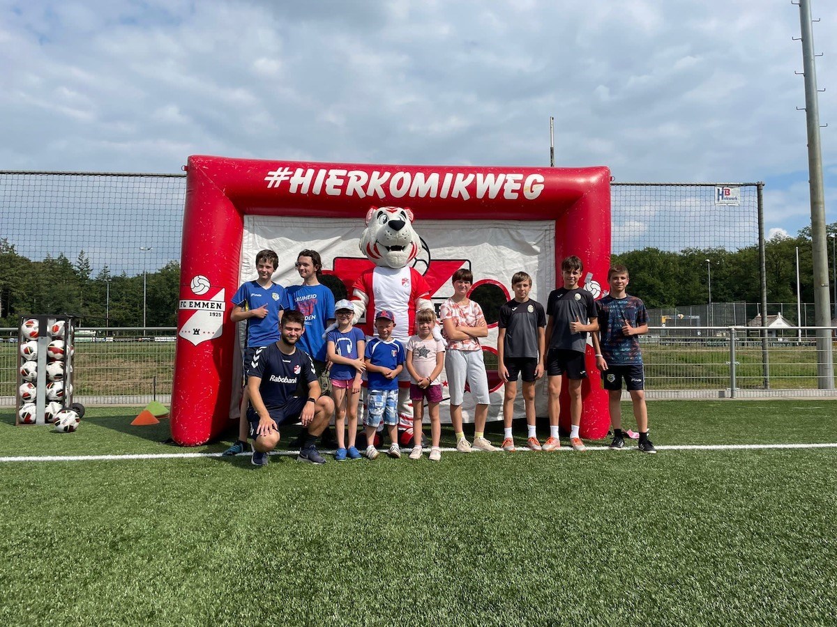 Uit De Schakel: Oekraïense kinderen vergeten oorlog even tijdens voetbalclinic: Afgelopen week hebben verschillende Oekraïense kinderen deelgenomen aan een voetbalclinic op Sportpark Boerbos in Rolde. Zo kregen zij enige afleiding in deze lastige tijd.… dlvr.it/SX9ymk