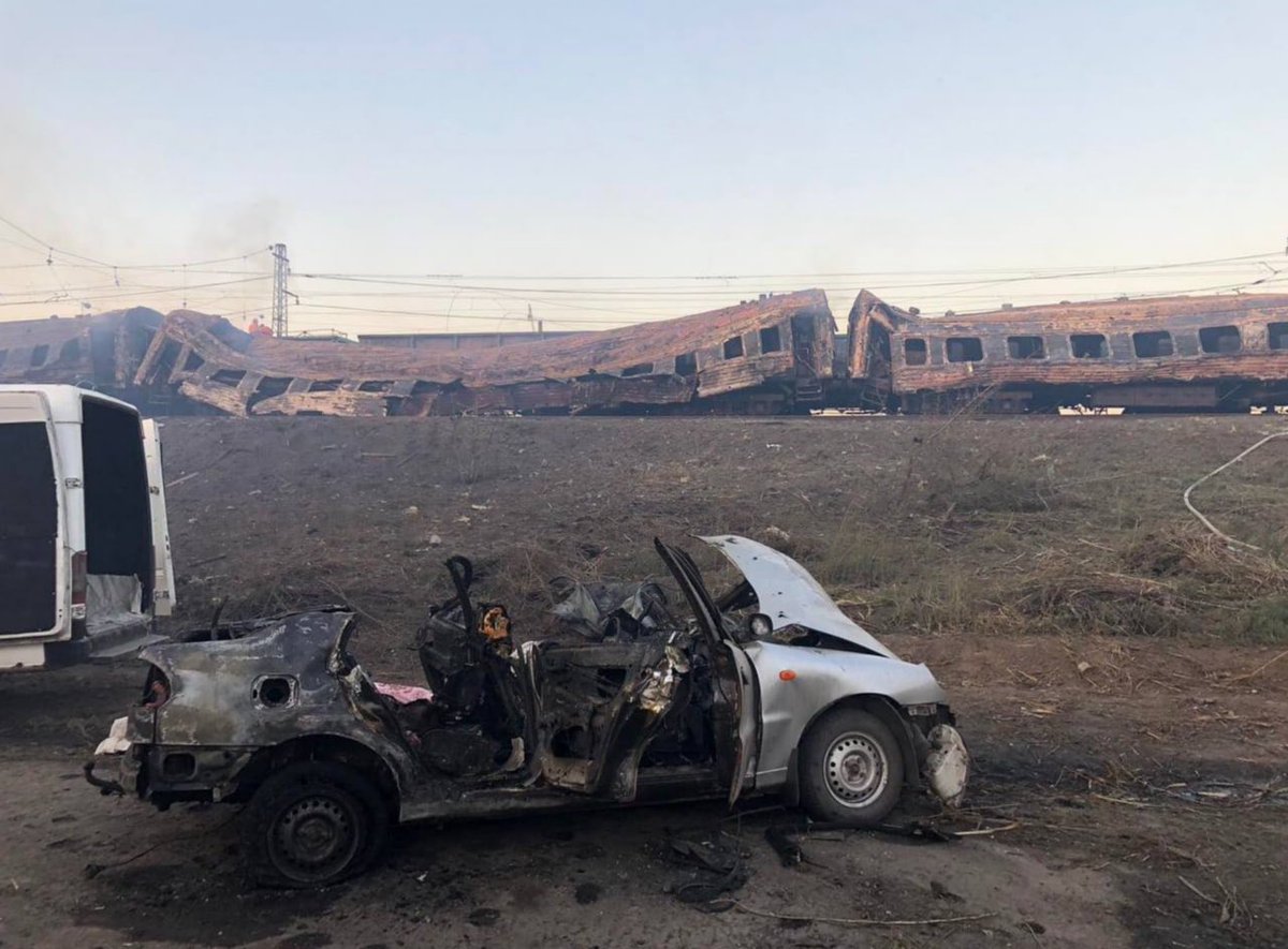 AP74352485's tweet photo. Днепропетровская об��асть. Ракетный удар по пассажирскому поезду. 

Минимум 15 человек погибли. 50 получили ранения.@POTUS @BorisJohnson @YourAnonNews @YourAnonCentral @YourAnonTV  @YourAnonTV @Doemela_X https://t.co/Y8QHmB8hbN