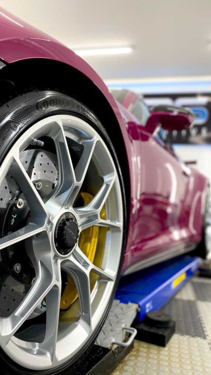 Strasseleeds's tweet photo. Are we in time for #WheelWednesday ? If so can we go all #RubyRubyRuby ? #Porsche #GT3 🏁 https://t.co/78e5v1QGNf