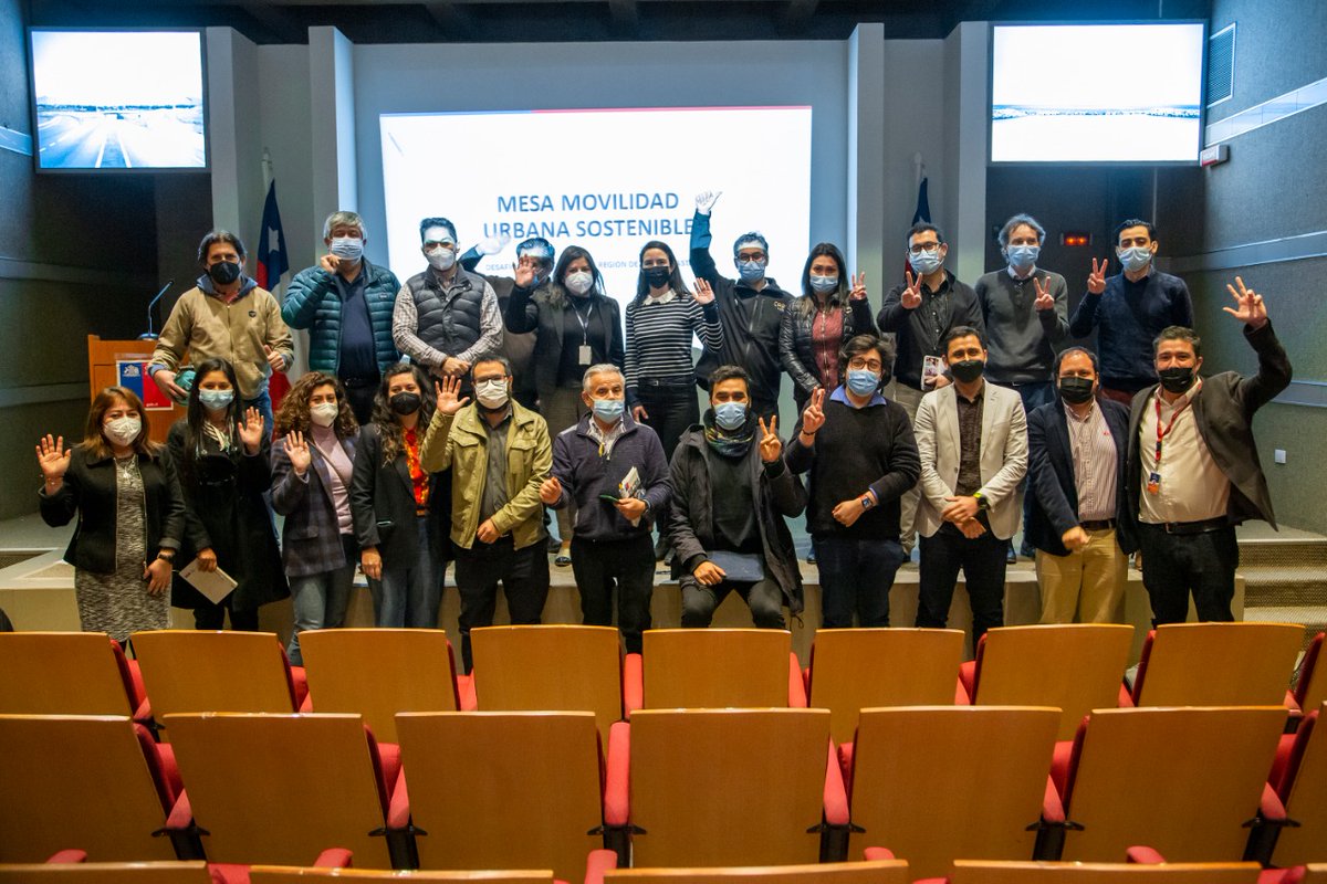 GOREAntofagasta's tweet photo. 🔋🚎 #RegionDeFuturo |  Esta mañana se llevó a cabo una nueva sesión de la Mesa de Movilidad Urbana Sostenible, en la que diversos actores de la región se reunieron para mantener coordinaciones en pos de avanzar hacia una región comprometida con la acción climática💚 https://t.co/e03rq2GsCg