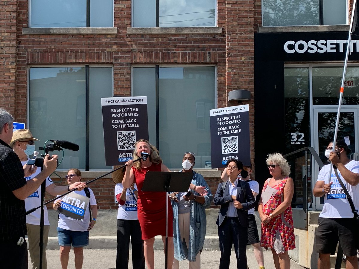 MaritStiles's tweet photo. Great to join former and current colleagues today to support ACTRA members calling for an end to the lockout by the Institute of Canadian Agencies &amp; for better wages and benefits for gig workers who make commercials. Time for fairness and respect.
#ACTRATakesAction @ACTRAToronto https://t.co/3yoIiazzL8