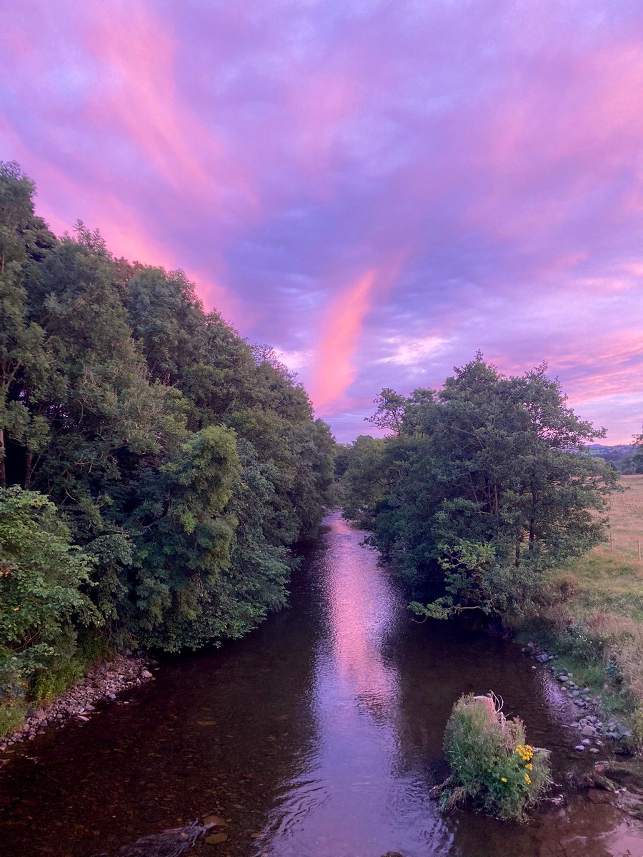 Northlakesuk's tweet photo. Nice bit of cloudage tonight #rosebridge #raughtonhead https://t.co/xrEiW24qhP