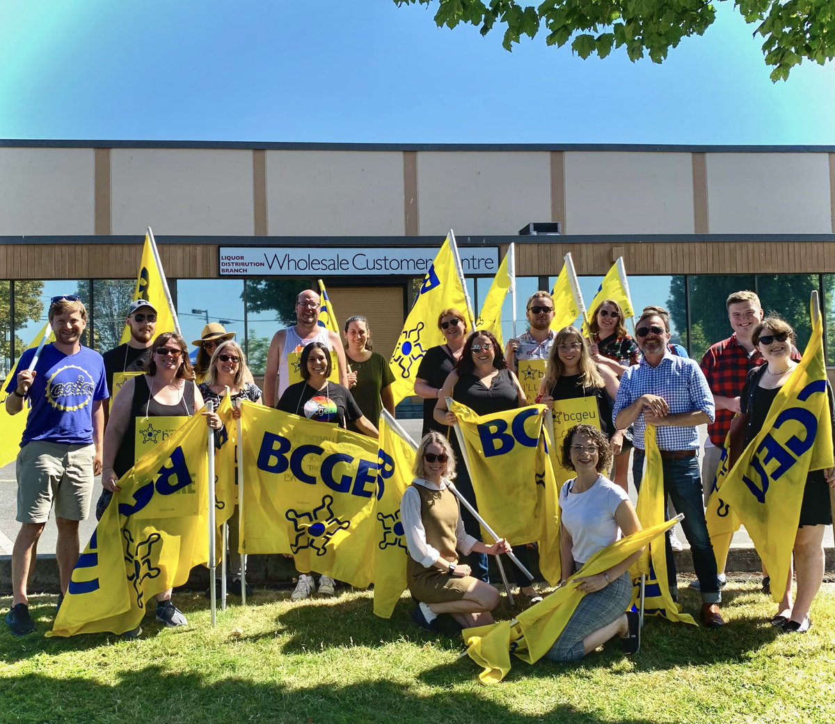 bcgeu's tweet photo. The Victoria line is π₯ today thanks to 401, 501, 601, 701 and 1201 members showing their solidarity on the line! #fightforCOLA #standwithpublicsectorworkers #HotLabourSummer https://t.co/tbyUZGFjwr