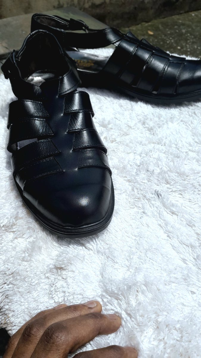 Paa_Steve's tweet photo. @mrmacaroni Due to the strike, I have become an excellent shoemaker. I produce excellent designs of custom footwears to suit your style.🙏🏾🙏🏾 https://t.co/3zK7sgd5GH