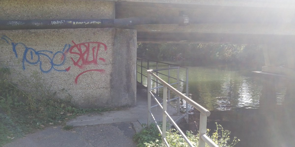 rod2seb's tweet photo. Un point difficile à remédier sur la #voieverte d'@AggloSeineEure au niveau du pont de la #d6015. Un élargissement est nécessaire pour les #veloscargos et les #remorques et éviter de devoir mettre pied à terre faute de visibilité.
@MA_Jamet @BernardLeroy27 https://t.co/eVz5AmWbY7