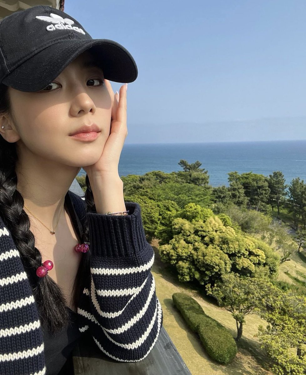 MAEUMCharly's tweet photo. @𝐩𝐫𝐢𝐧𝐜𝐞𝐬𝐬𝐥𝐲 just posted on #UVPUBLIC #UVGRAM 

esqueci de postar as fotos do meu final de semana em Jeju! Fiquei muito feliz por ter sido chamada pra final, foi lindo ver a magia acontecendo! Lembrei dos meus tempos em survival 🥹 enfim, tenham uma ótima noite, xoxo 😘 https://t.co/KUgKqyuqMe