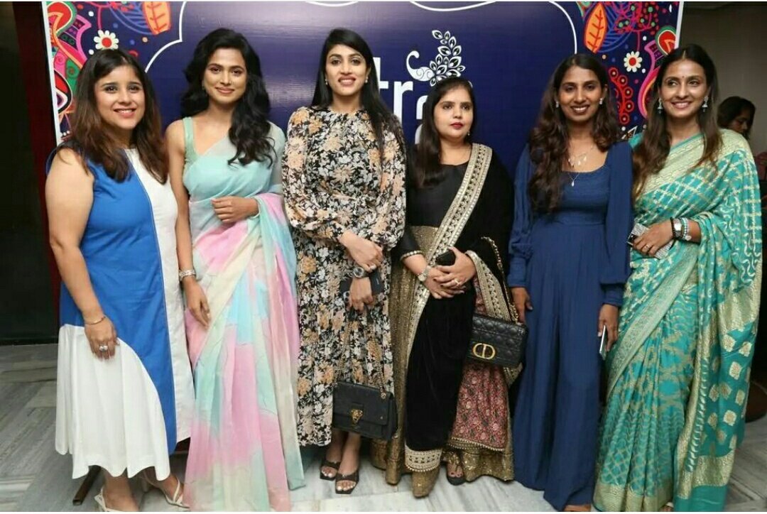 KollywoodCinima's tweet photo. . @iamramyapandian inaugurat #Sutraa Exhibition Pic
#RamyaPandian @kav_pandian #KollywoodCinima https://t.co/n7dy3EdpGI