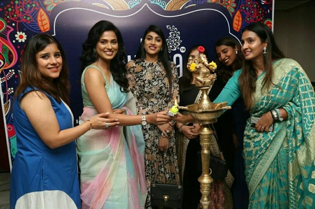 KollywoodCinima's tweet photo. . @iamramyapandian inaugurat #Sutraa Exhibition Pic
#RamyaPandian @kav_pandian #KollywoodCinima https://t.co/n7dy3EdpGI