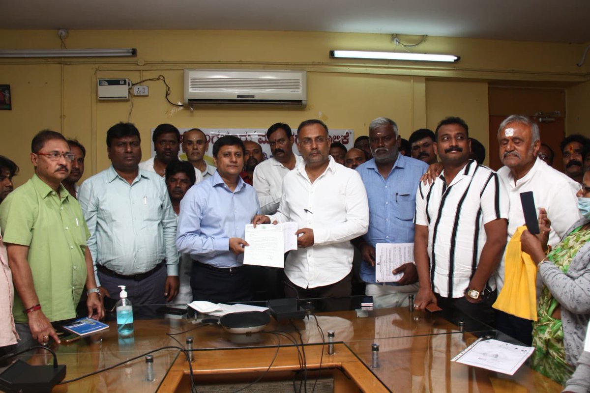 saravanan_inc's tweet photo. Gandhinagar MLA Sri.Dinesh Gundurao ji Took a delegation of 98 people who lost a family member to #COVID19 & submitted a memorandum to Zonal Commissioner, #BBMPWest
These BPL families have not received the promised ₹1 lakh compensation from K'taka Govt
#CMofKarnataka,#BBMPCOMM https://t.co/ZuUis47WTC