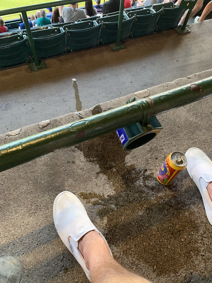 bbrumby_'s tweet photo. @Cubs so can we get the cup holders fixed? Lost 3/4 of my beer https://t.co/7efqeQF5dh