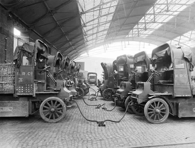 TechBurritoUno's tweet photo. Electric Vehicles Charging in the early 20 century. https://t.co/zbWpnhHfHn