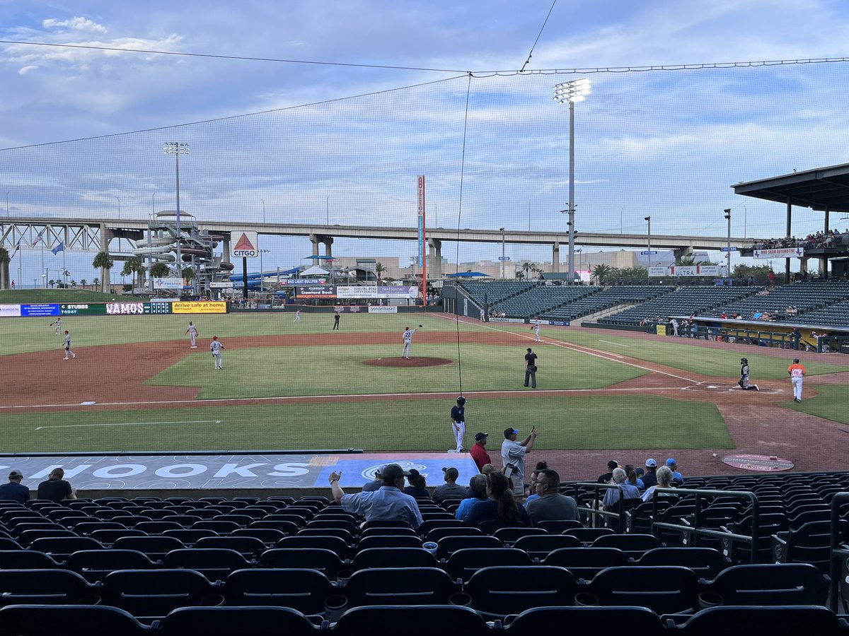 HooksHostMom's tweet photo. #GoHooks #HoneyButterBiscuits https://t.co/ekxbU0JqGV