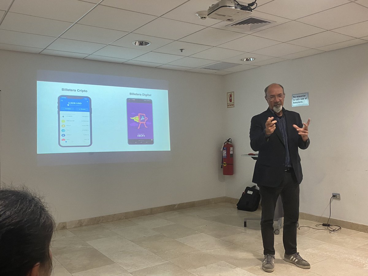 jjmiranda's tweet photo. @lbarragan al mando de la charla del #ClubDelBitcoinLima de hoy, muy buena charla y conversatorio el de hoy 👏🏽👏🏽👏🏽💪🏽💪🏽💪🏽!!! https://t.co/HWoxoJy9O0