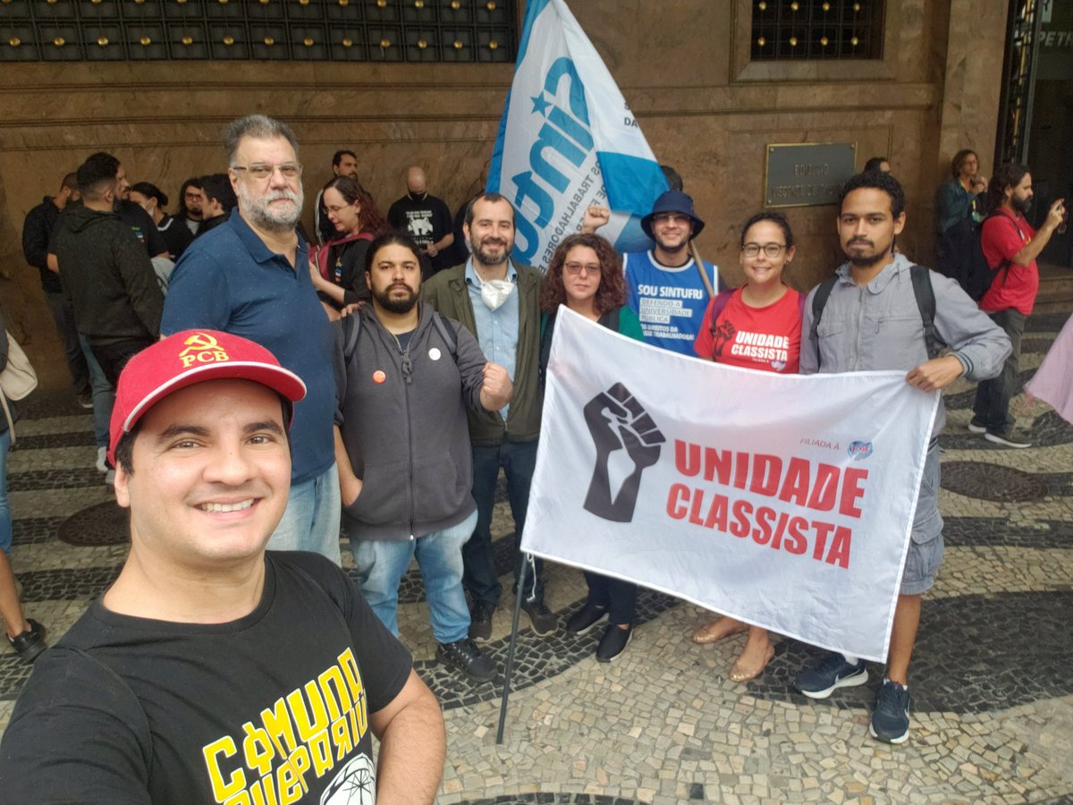 gabrimarquespcb's tweet photo. Neste dia 24/08, estivemos no Centro do Rio de Janeiro para prestar total solidariedade ao ato nacional em apoio à greve no CNCL.
#NovosRumos #PorUmRioSocialista #PCB21 #EduardoSerra21 #SofiaManzano21 #HiranRoedel211 #GabrielMarques2123 #Coqueiro21100 #PoderPopular #PCBRJ #greve https://t.co/djYUA4wplU
