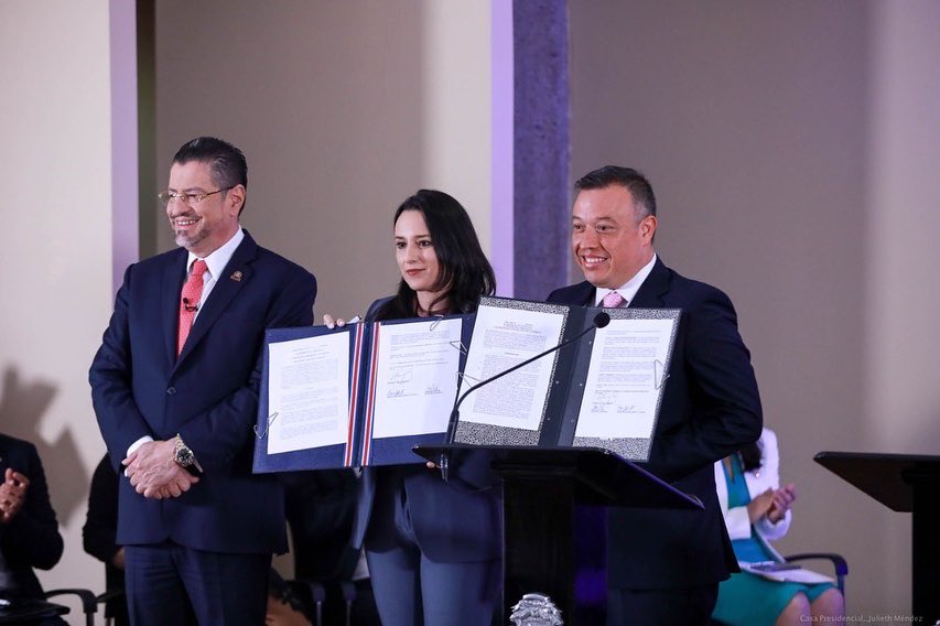 Natdiaquin's tweet photo. Este miércoles firmamos un decreto y una directriz para avanzar con la simplificación de trámites y eliminar los cuellos de botella que afectan al sector productivo. Queremos ser un gobierno que permita a la gente trabajar en paz. https://t.co/Ys3hfISwsk