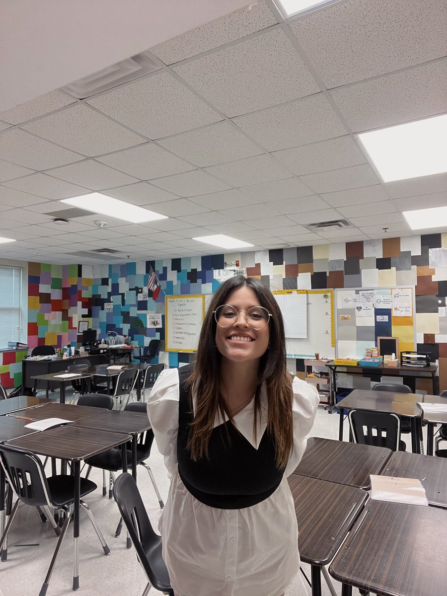 AshleneLebron's tweet photo. New school. New classroom. New look. #bilingual #esl #english https://t.co/an7aA3ylfD