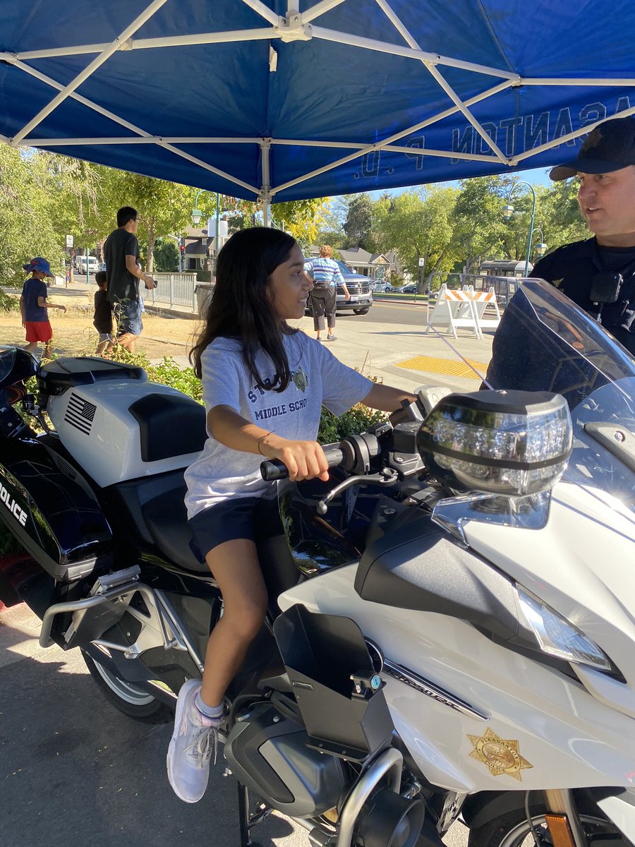 2winit's tweet photo. Great way to connect with #kids over an #icecream 🍦and cool ride 🏍 on a hot day @pleasantonpd #conewithacop #MeadowlarkDairy https://t.co/KiYRhWsiiE