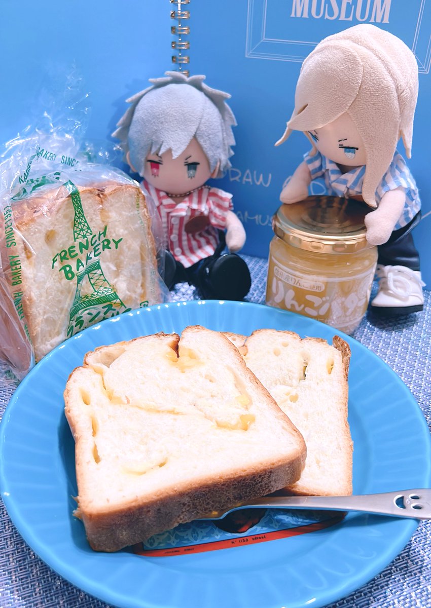 「チーズブレッドとりんごバターおいしすぎる行った時アップルパイがちょうど焼き立てで」|🍮現地全通🧁のイラスト
