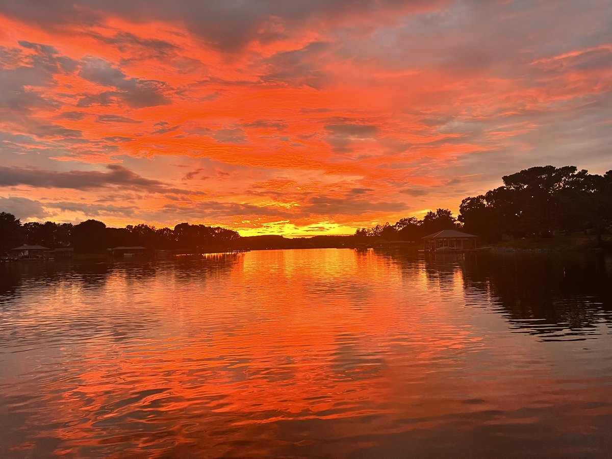 arwomack's tweet photo. Gorgeous sunset tonight on Logan Martin!❤️🌅@spann https://t.co/70Dg7hWRJr