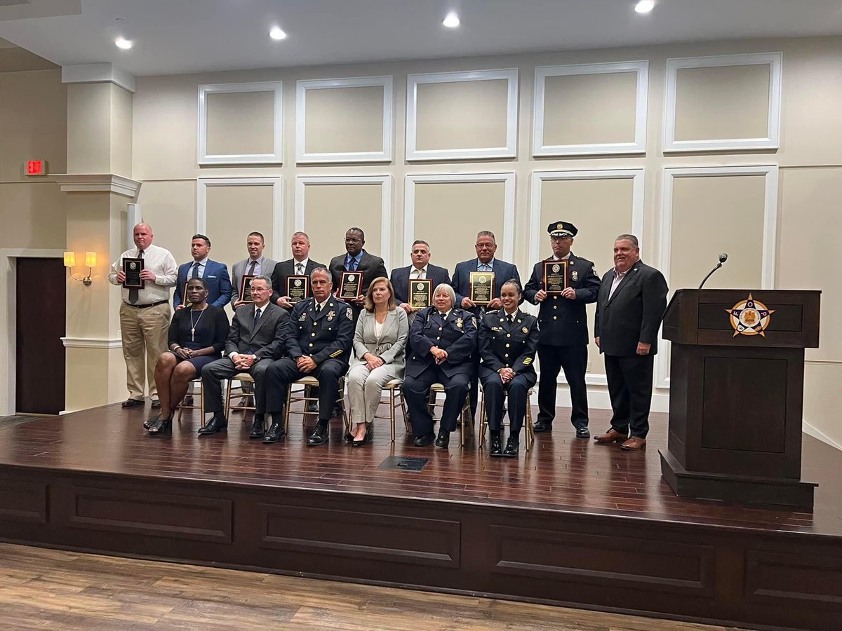 MikeNeilon's tweet photo. Thank you to these brave ⁦@PhillyPolice⁩ for your valor and professionalism in serving our great city. Several officers honored by ⁦@FOPLodge5⁩. Stay safe out there. ⁦@john_mcnesby⁩  ⁦@PPDCommish⁩ ⁦@GLFOP⁩ https://t.co/231QoOSJa1