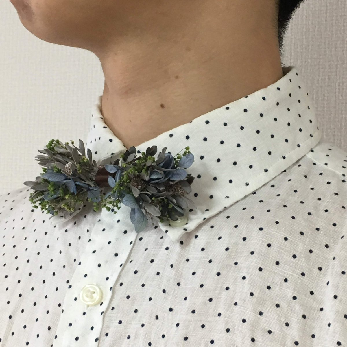 tsukihy_'s tweet photo. 秋はブライダルシーズン。結婚式は決める事が盛りだくさん！新婦さんの衣装はもちろん拘るけど、新郎さんもね！蝶ネクタイをブーケと同じ雰囲気でお花にしてみたら？注目度オシャレ度共にUP‼︎あっ！ゲストの方もつけてみたい？こちらはピンタイプなのでどのスタイルでも◎
#結婚式準備 https://t.co/u6gWMGAgCr