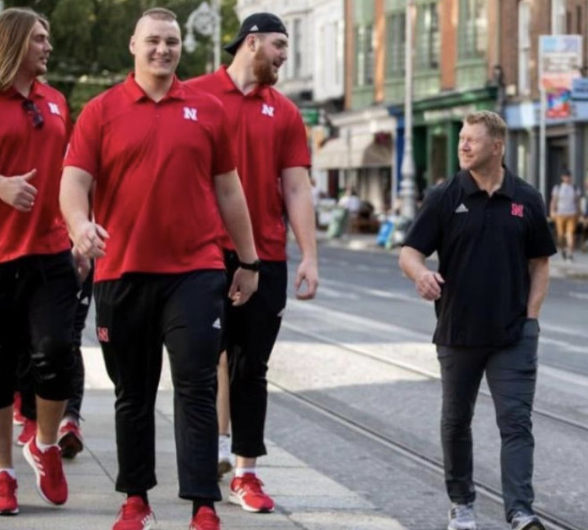 HuskGuys's tweet photo. Coach Frost is 6'3 https://t.co/0L3oe4Gd3s