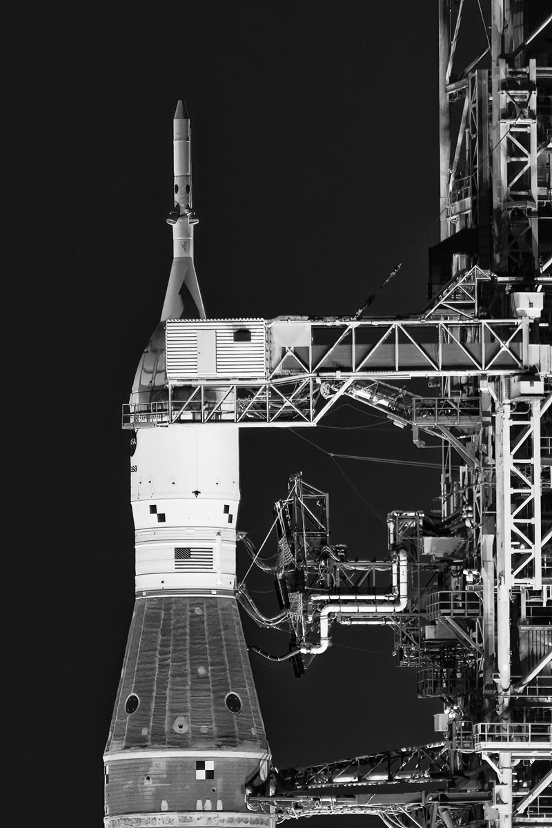 charlesboyer's tweet photo. #Artemis-1 in the black and white of nighttime. https://t.co/lfWv9SUMjq