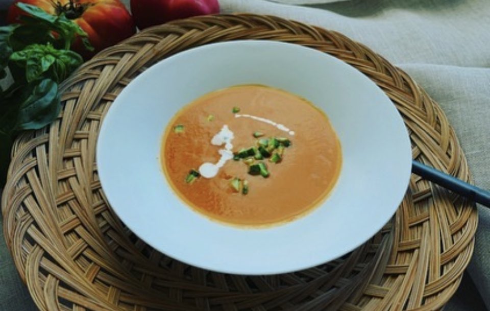 teatimeensamble's tweet photo. トマトの冷製スープ🍅

夏が終わるその前に、身体に染みるトマトの美味しさ、バジルも入っています🍅🌿 https://t.co/HPW9NtS6hJ