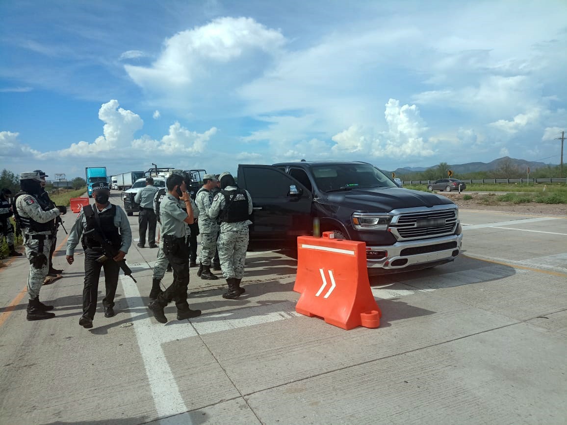 AztecaNoticias's tweet photo. #ÚLTIMAHORA | Detienen a Víctor Manuel “N”, presunto jefe de plaza de “#LosSalazar”, organización que apoya el trasiego de drogas al Cártel de Sinaloa.

La @GN_MEXICO_ lo aprehendió en el km. 138 de la carretera Hermosillo-Guaymas, en #Sonora, en posesión de armas de fuego. https://t.co/6DHns2fd7M