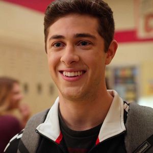 golden_fangirl's tweet photo. no les pasa que están tranquilos y de repente ✨✨✨ la sonrisa de Ben✨✨✨

#YoNunca #NeverHaveIEver 
#NeverHaveIEver3 #YoNunca3 https://t.co/rIHRCSPEq0