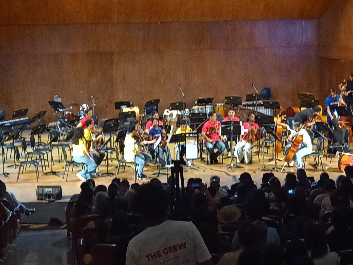 sanmencad's tweet photo. #bardfest Excelente concierto https://t.co/AIAq37Q7ez