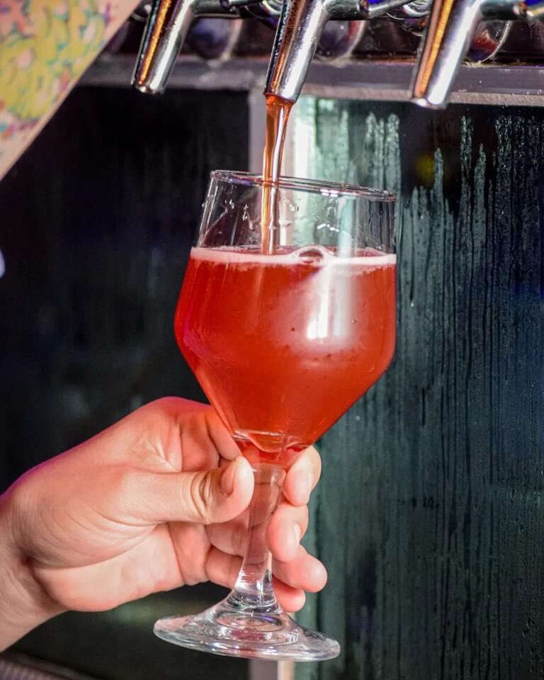 Nueva cheve de temporada 🙌 

White Oak Sour Cherry 🍒 Es una Wheat Ale de cuerpo mediano, reposada en barrica de roble blanco y con un sabor sedoso y avainillado, con 5.5 ABV 🍺

Caile a probarla antes de que se acabe 👀
. 
.
#bosigerbeer #bosigerbrewery