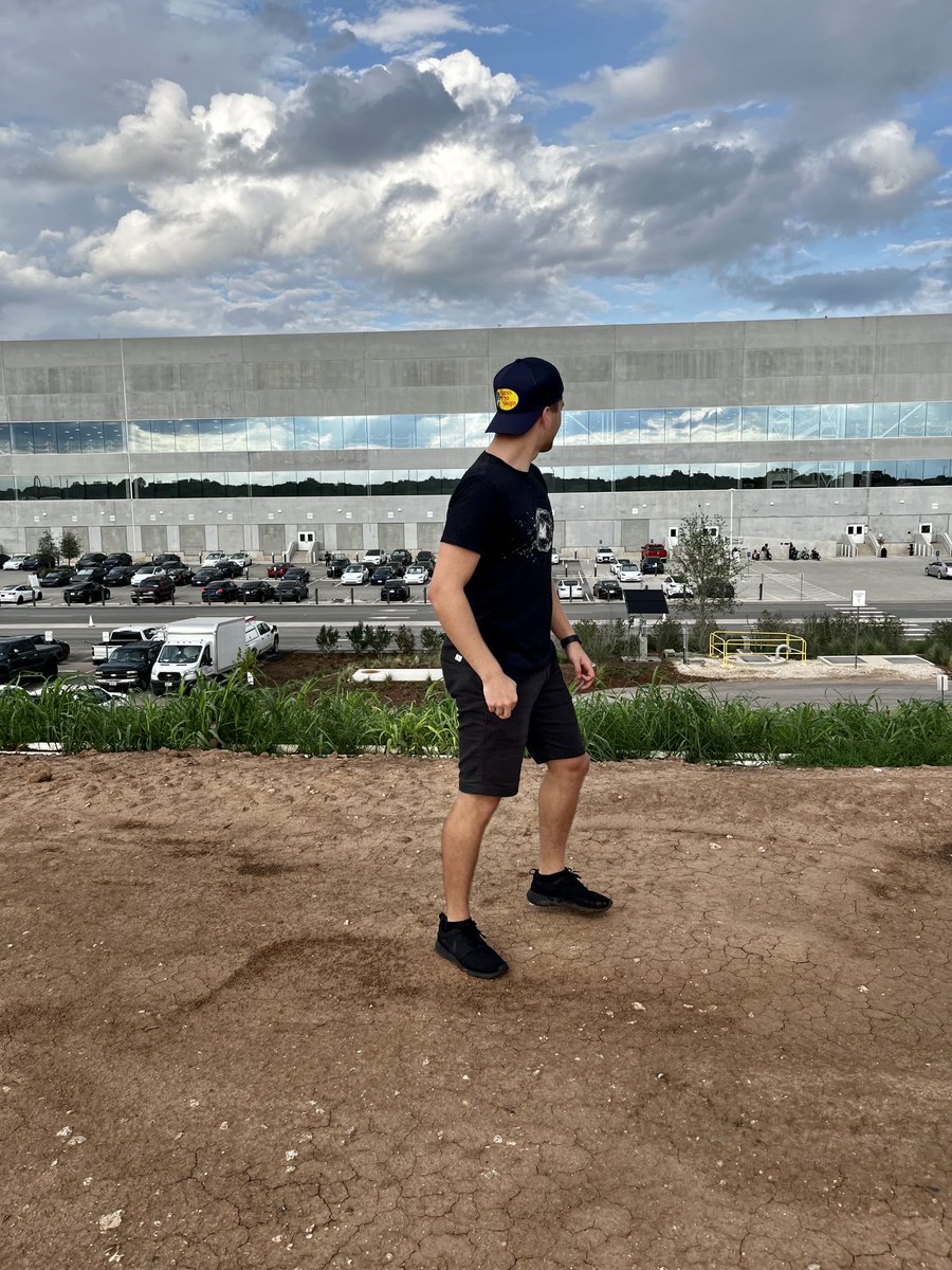gunzouts's tweet photo. Finally got to see this gigantic beast, the machine that builds the machine 🤩 ⁦@wholemars⁩ https://t.co/Xh9luFJCWZ