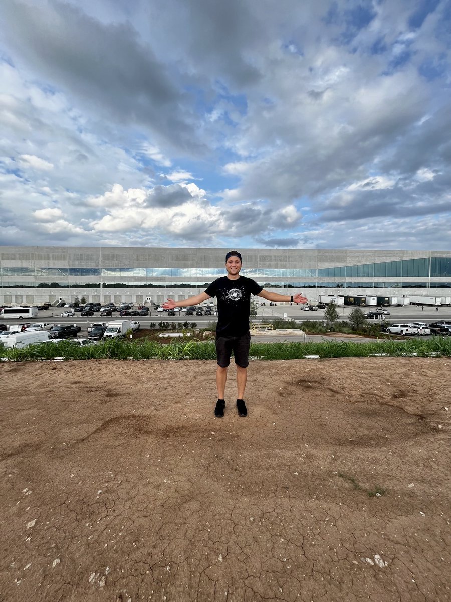 gunzouts's tweet photo. Finally got to see this gigantic beast, the machine that builds the machine 🤩 ⁦@wholemars⁩ https://t.co/Xh9luFJCWZ
