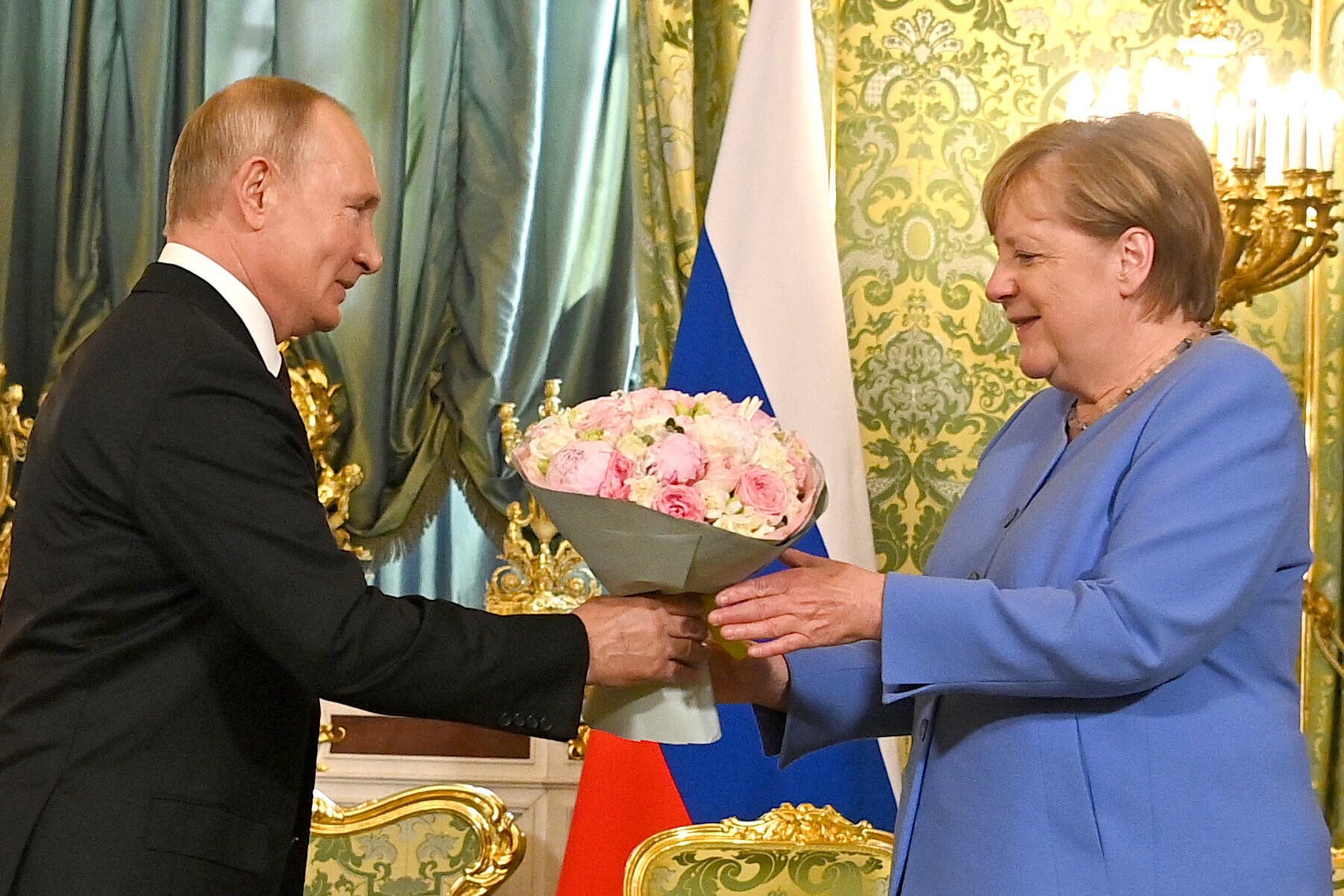 Путин букет Меркель