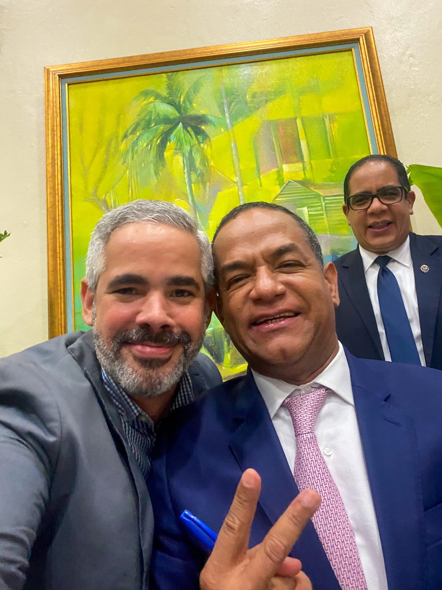 AlfonsoUrena's tweet photo. Acompañando al compañero @JCesarValentin en la puesta en circulación del libro LOS MOVIMIENTOS SOCIALES DOMINICANOS EN EL SIGLO XXI de la autoría de su autoría.

#LibroValentín
#MovimientosSocialesRDSigloXXI https://t.co/MAhZN1wbTP