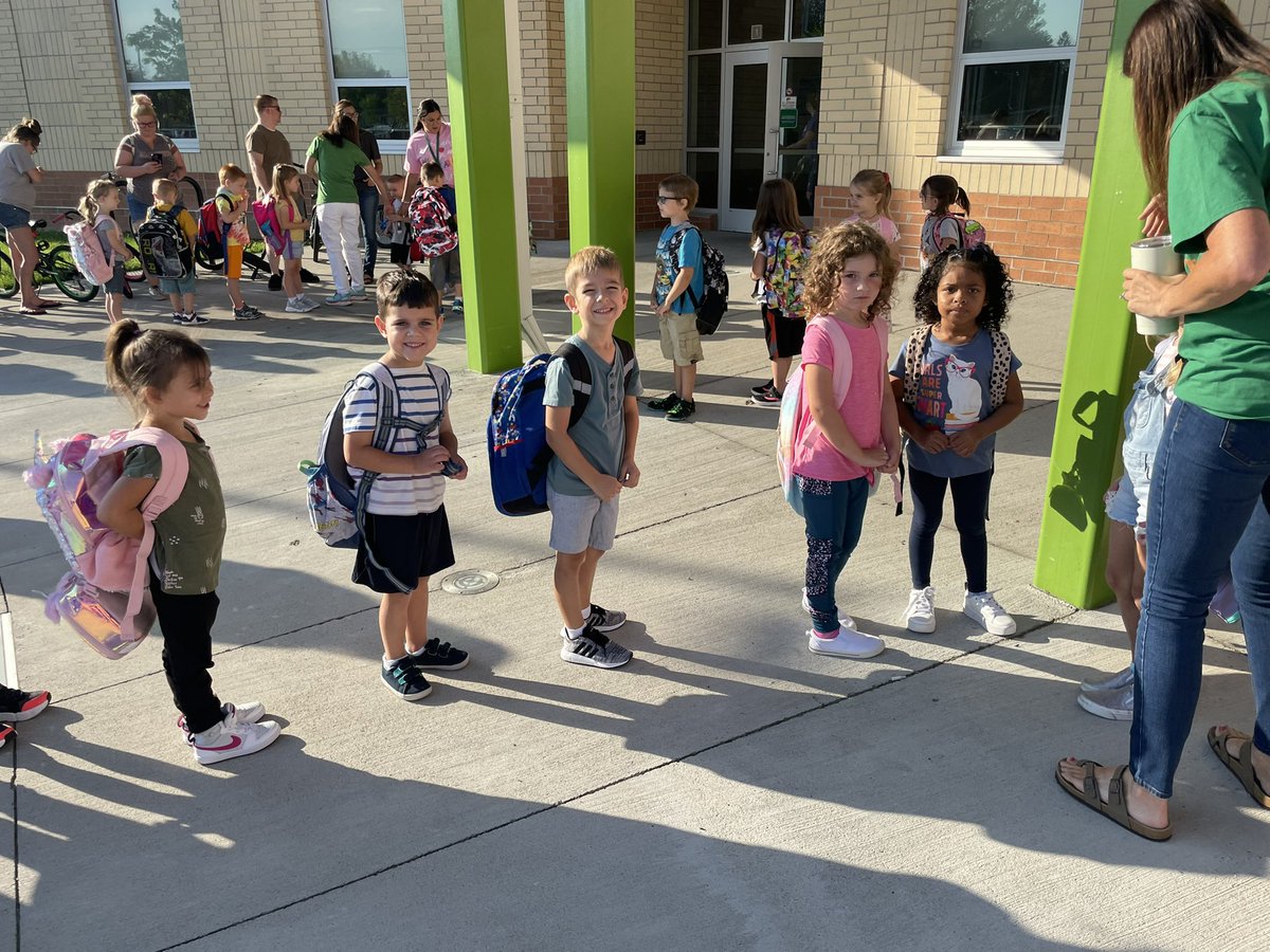 LongfellowElem3's tweet photo. More pictures from today’s kindergarten clap in! 👏🏼 https://t.co/Euys378zjg