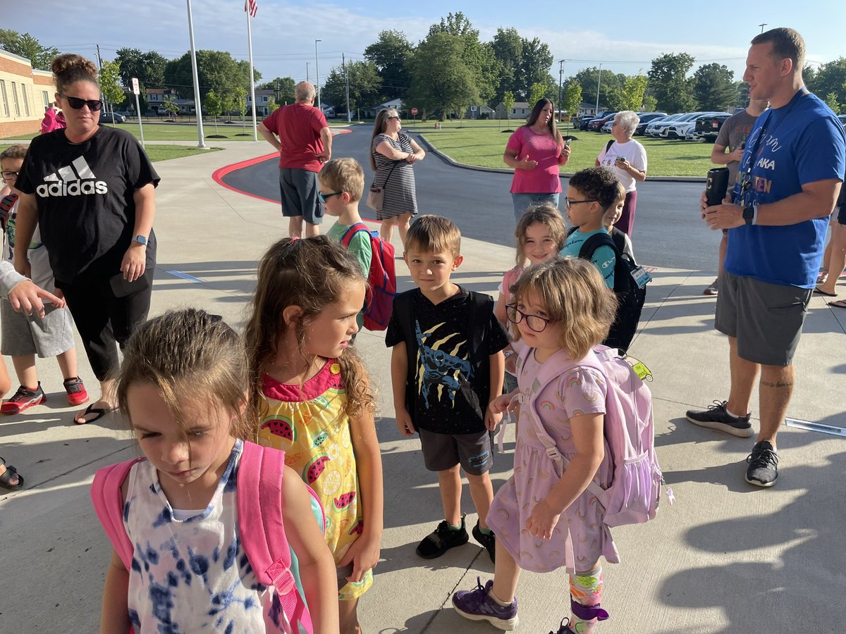 LongfellowElem3's tweet photo. More pictures from today’s kindergarten clap in! 👏🏼 https://t.co/Euys378zjg