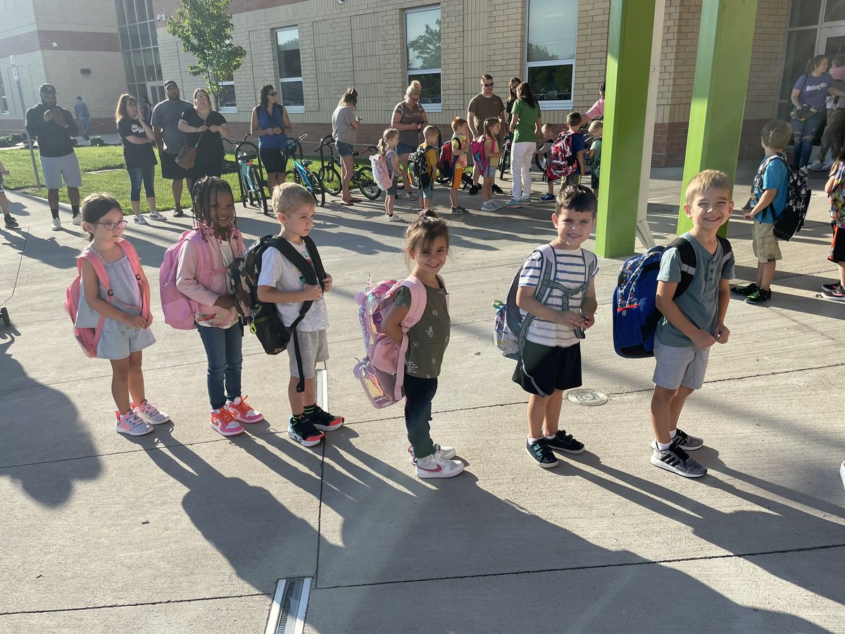 LongfellowElem3's tweet photo. More pictures from today’s kindergarten clap in! 👏🏼 https://t.co/Euys378zjg